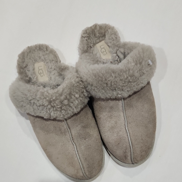 UGG Tan Shearling Slippers Women's Size 10 - Picture 1 of 7